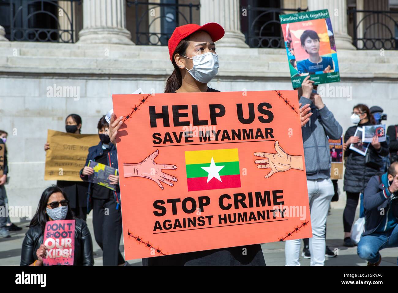 Un manifestant tient un écriteau exprimant son opinion lors d'une manifestation pacifique.les manifestants anti-coup d'État militaire du Myanmar se sont rassemblés sur Trafalgar Square alors que des dizaines d'autres personnes sont tuées dans le pays. La police et les militaires du Myanmar (tatmadow) ont attaqué les manifestants avec des balles en caoutchouc, des munitions réelles, des gaz lacrymogènes et des bombes lacrymogènes en réponse aux manifestants anti-coup d'État militaire qui ont tué samedi au Myanmar plus de 90 personnes et en ont blessé beaucoup d'autres. Au moins 300 personnes ont été tuées au Myanmar depuis le coup d'État du 1er février, a déclaré un responsable des droits de l'homme de l'ONU. Counsell d'État détenu par l'armée du Myanmar Banque D'Images
