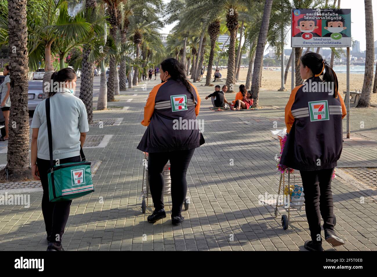 7 11 membres du personnel qui offrent les marchandises en vente dans la rue pour tenter de renforcer le commerce entre le confinement pandémique Covid 19. Thaïlande Asie Banque D'Images