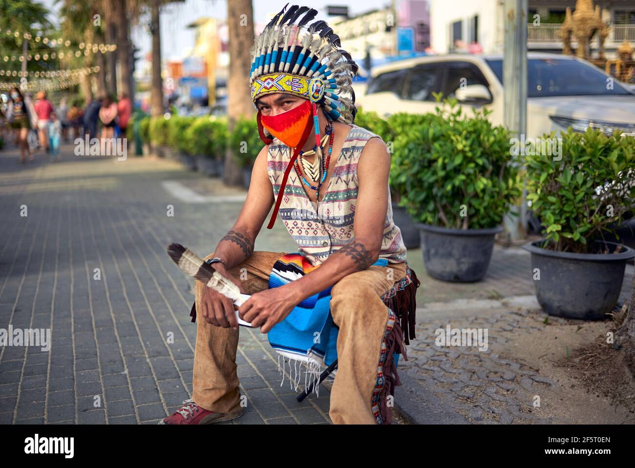 Costume indien nord-américain porté par les gens thaïlandais lors d'un festival de rue. Asie du Sud-est Banque D'Images
