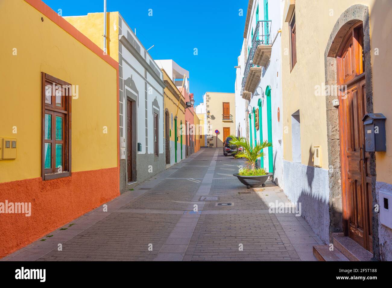 Rue colorée dans la vieille ville d'Aguimes, Gran Canaria, îles Canaries, Espagne. Banque D'Images