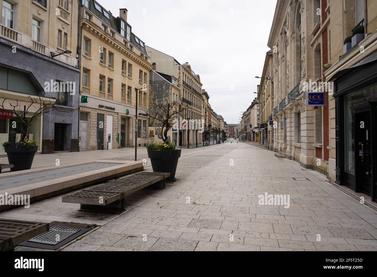 AMIENS, FRANCE - 21 MARS 2020 : rues désertes en raison de la pandémie de Covid-19. Confinement dans tout le pays en France. Banque D'Images
