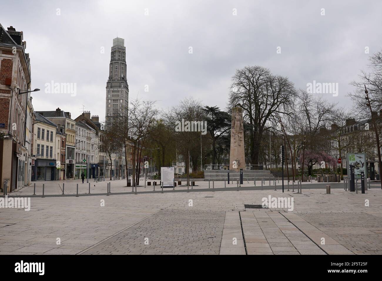 AMIENS, FRANCE - 21 MARS 2020 : rues désertes en raison de la pandémie de Covid-19. Confinement dans tout le pays en France. Banque D'Images