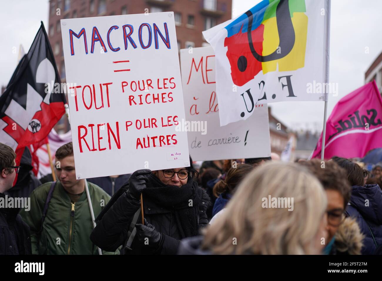 AMIENS, FRANCE - 9 JANVIER 2020 : protestation nationale contre les plans français de réforme des retraites. Réformes soutenues par le gouvernement du président français Macron Banque D'Images