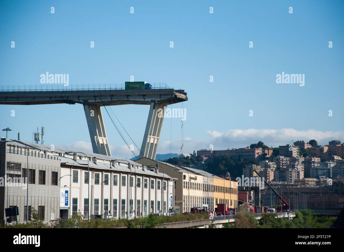 GÊNES, ITALIE - 15 AOÛT 2018 : effondrement du pont de Morandi et opérations de sauvetage en cours. Banque D'Images