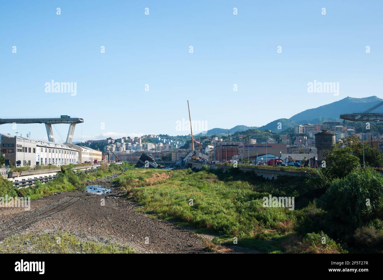 GÊNES, ITALIE - 15 AOÛT 2018 : effondrement du pont de Morandi et opérations de sauvetage en cours. Banque D'Images