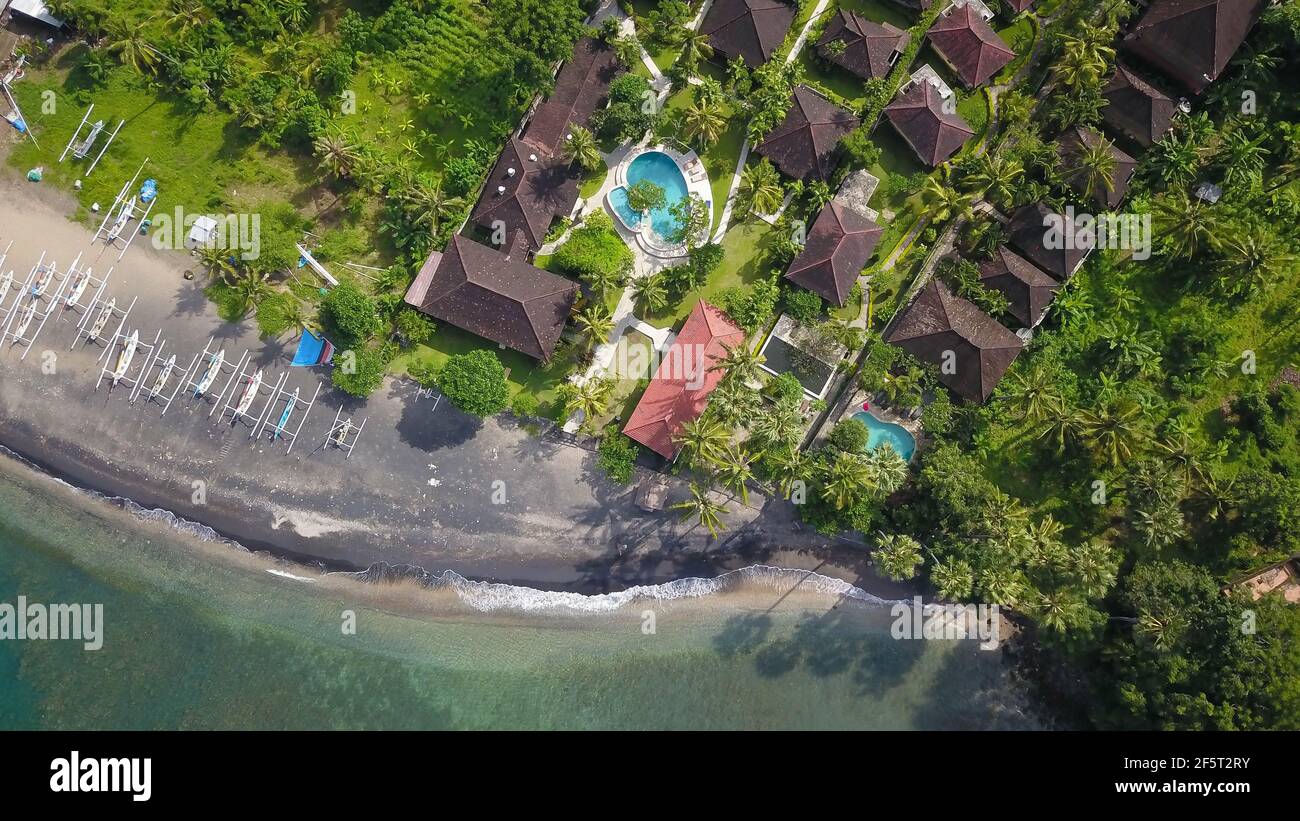 Images de drone aériennes de haut en bas du célèbre club de plage de Finns qui se trouve sur la célèbre plage d'Echo à Bali, Indonésie Banque D'Images