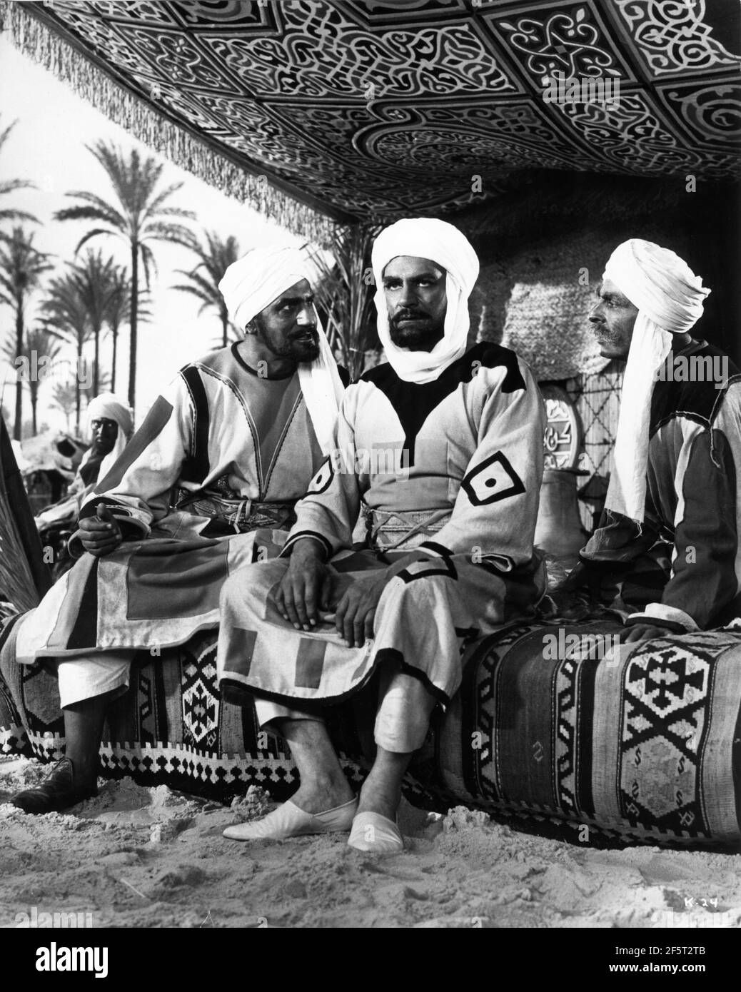 DOUGLAS WILMER comme Khalifa Abdullah et LAURENCE OLIVIER comme le Mahdi à KHARTOUM 1966 réalisateur BASIL DEARDEN écrivain Robert Ardrey Julian Blaustein Productions Ltd. / United Artists Banque D'Images