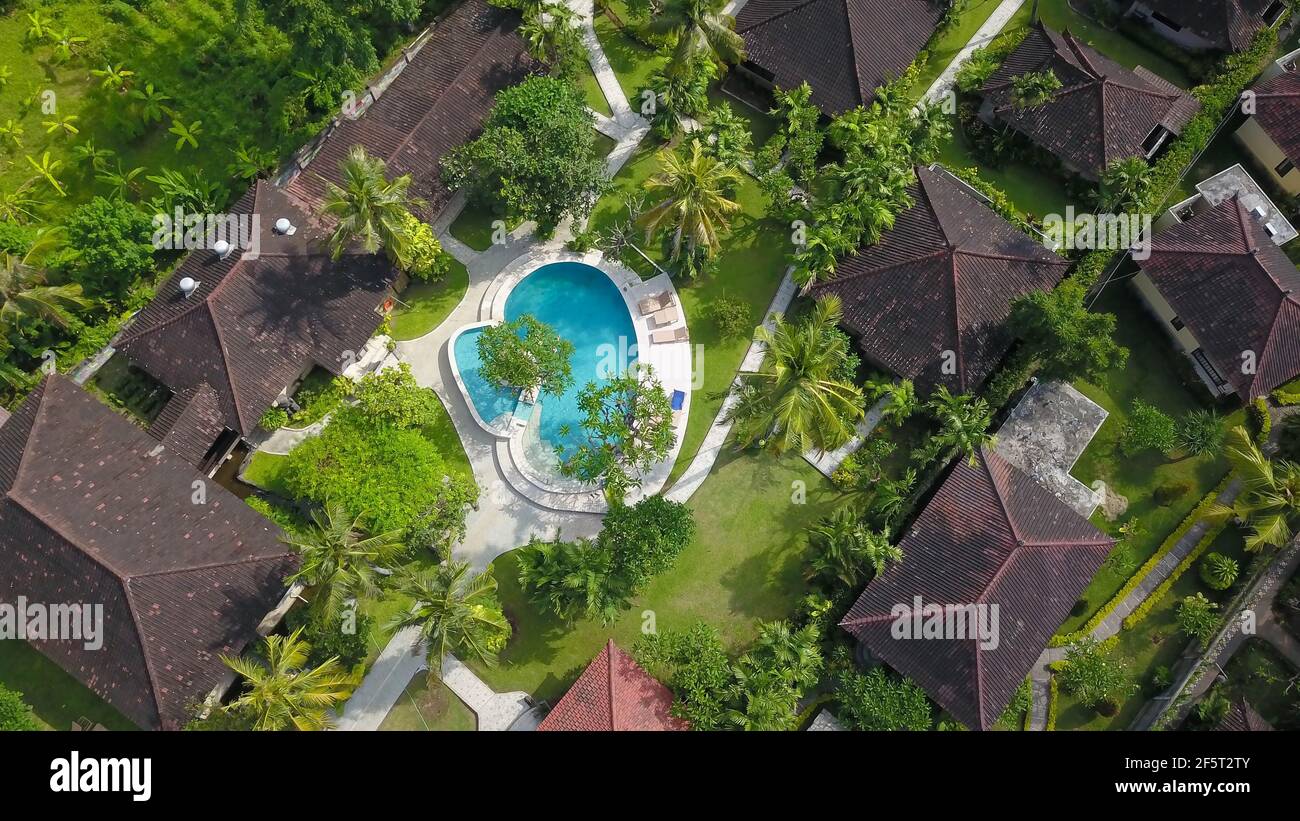 Incroyable Resort de luxe en Indonésie. Drone vue de grande villa avec grande piscine magnifique niché dans une végétation luxuriante et perché sur une falaise à Nua Banque D'Images