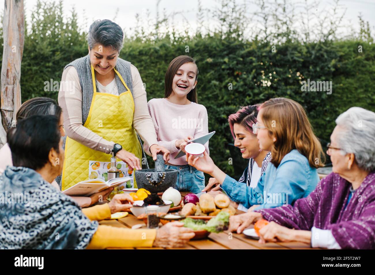 trois générations de femmes mexicaines grand-mère et fille cuisine épicée Sauce à la maison dans la ville de Mexico Banque D'Images