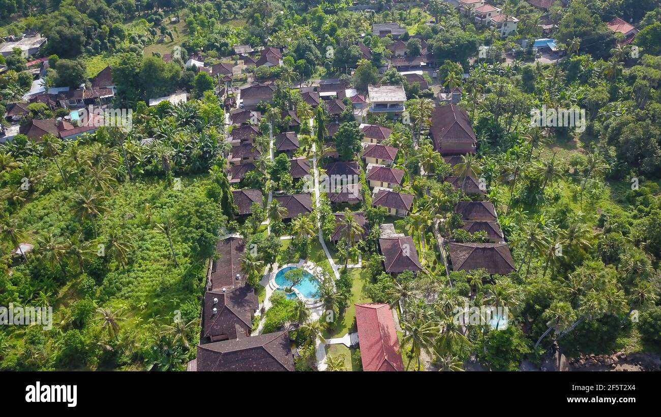 Incroyable Resort de luxe en Indonésie. Drone vue de grande villa avec grande piscine magnifique niché dans une végétation luxuriante et perché sur une falaise à Nua Banque D'Images