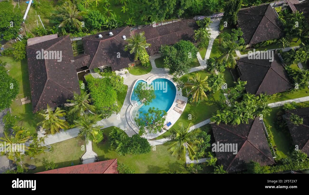 Incroyable Resort de luxe en Indonésie. Drone vue de grande villa avec grande piscine magnifique niché dans une végétation luxuriante et perché sur une falaise à Nua Banque D'Images