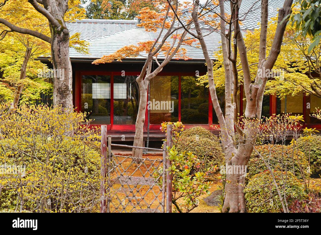Maison japonaise traditionnelle à Ohori Park Garden. Fukuoka, Japon. 04-07-2015 Banque D'Images
