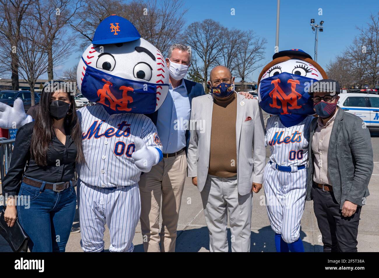 NEW YORK, NY - MARS 27: Jessica Ramos, M. mets, Bill de Blasio, Henry Garrido, Mme mets et Francisco Moya posent aux médias au site de vaccination de masse du coronavirus (COVID-19) au stade de baseball de Citi Field le 27 mars 2021 dans le quartier Queens de New York. Le maire de Balsio et Henry Garrido, directeur général du syndicat DC-37, se sont produits sur le site de vaccination. Le syndicat a organisé cette journée de vaccination DC-37, qui a encouragé tous les membres admissibles du syndicat à recevoir la balle. Crédit : Ron Adar/Alay Live News Banque D'Images