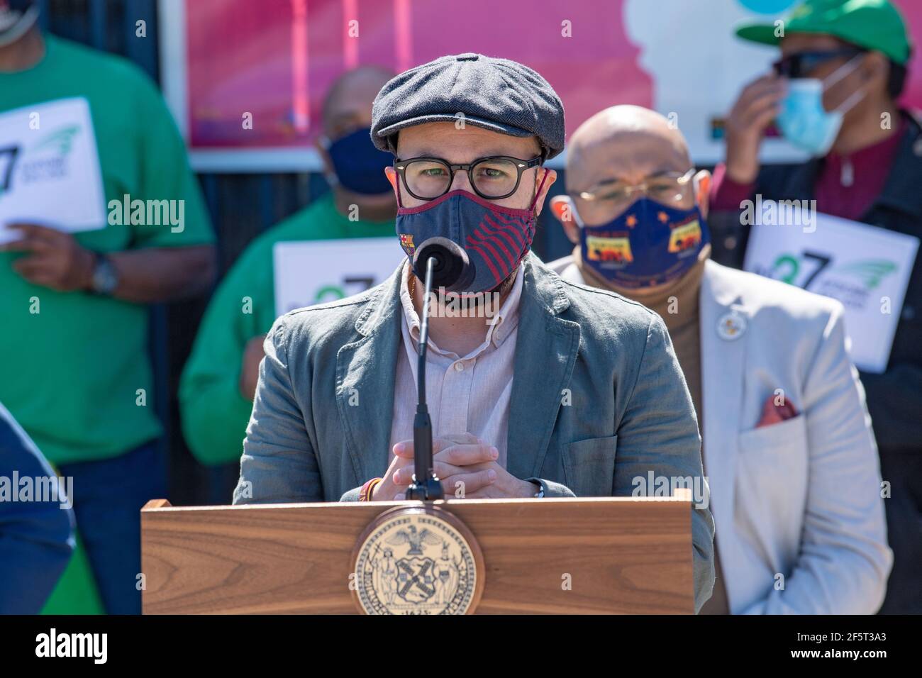 NEW YORK, NY - 27 MARS : Francisco Moya, membre du Conseil municipal de New York, s'adresse aux médias au site de vaccination de masse du coronavirus (COVID-19) au stade de baseball Citi Field, le 27 mars 2021, dans le quartier Queens de New York. Le maire de Balsio et Henry Garrido, directeur général du syndicat DC-37, se sont produits sur le site de vaccination. Le syndicat a organisé cette journée de vaccination DC-37, qui a encouragé tous les membres admissibles du syndicat à recevoir la balle. Crédit : Ron Adar/Alay Live News Banque D'Images