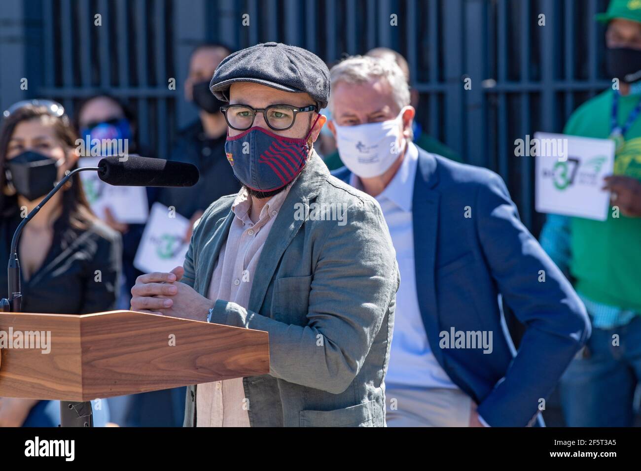 NEW YORK, NY - 27 MARS : Francisco Moya, membre du Conseil municipal de New York, s'adresse aux médias au site de vaccination de masse du coronavirus (COVID-19) au stade de baseball Citi Field, le 27 mars 2021, dans le quartier Queens de New York. Le maire de Balsio et Henry Garrido, directeur général du syndicat DC-37, se sont produits sur le site de vaccination. Le syndicat a organisé cette journée de vaccination DC-37, qui a encouragé tous les membres admissibles du syndicat à recevoir la balle. Crédit : Ron Adar/Alay Live News Banque D'Images