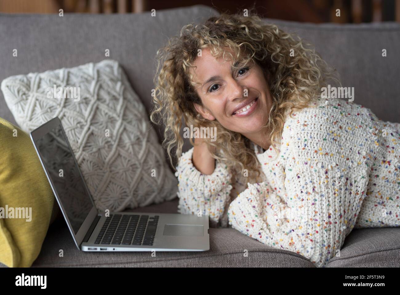 Concept de libre de bureau intelligent activité de travail avec belle femme caucasienne posant à l'aise à la maison - les gens et moderne travail au travail avec un ordinateur portable Banque D'Images