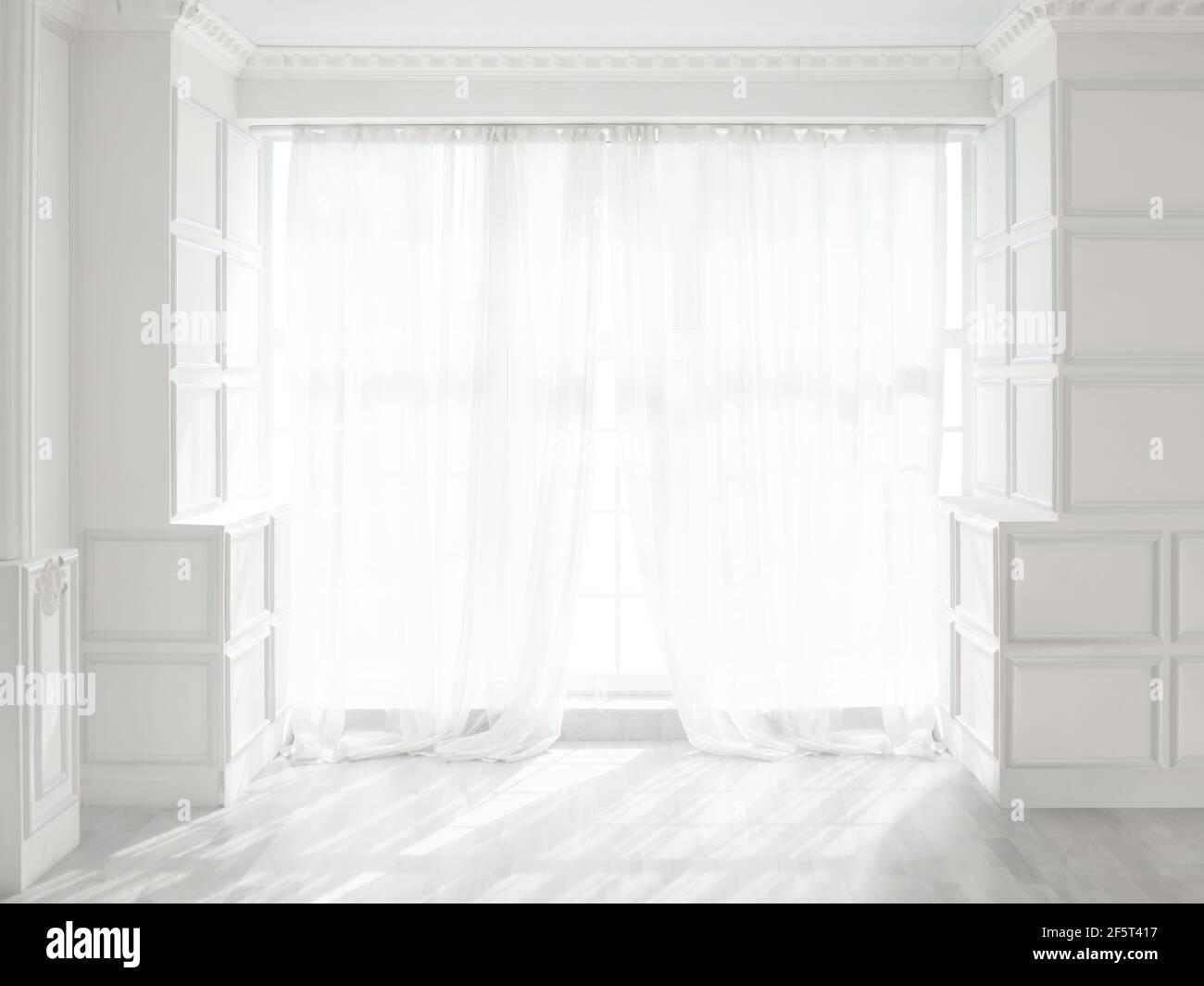 Fenêtre rétroéclairé avec rideaux blancs dans une pièce vide Banque D'Images