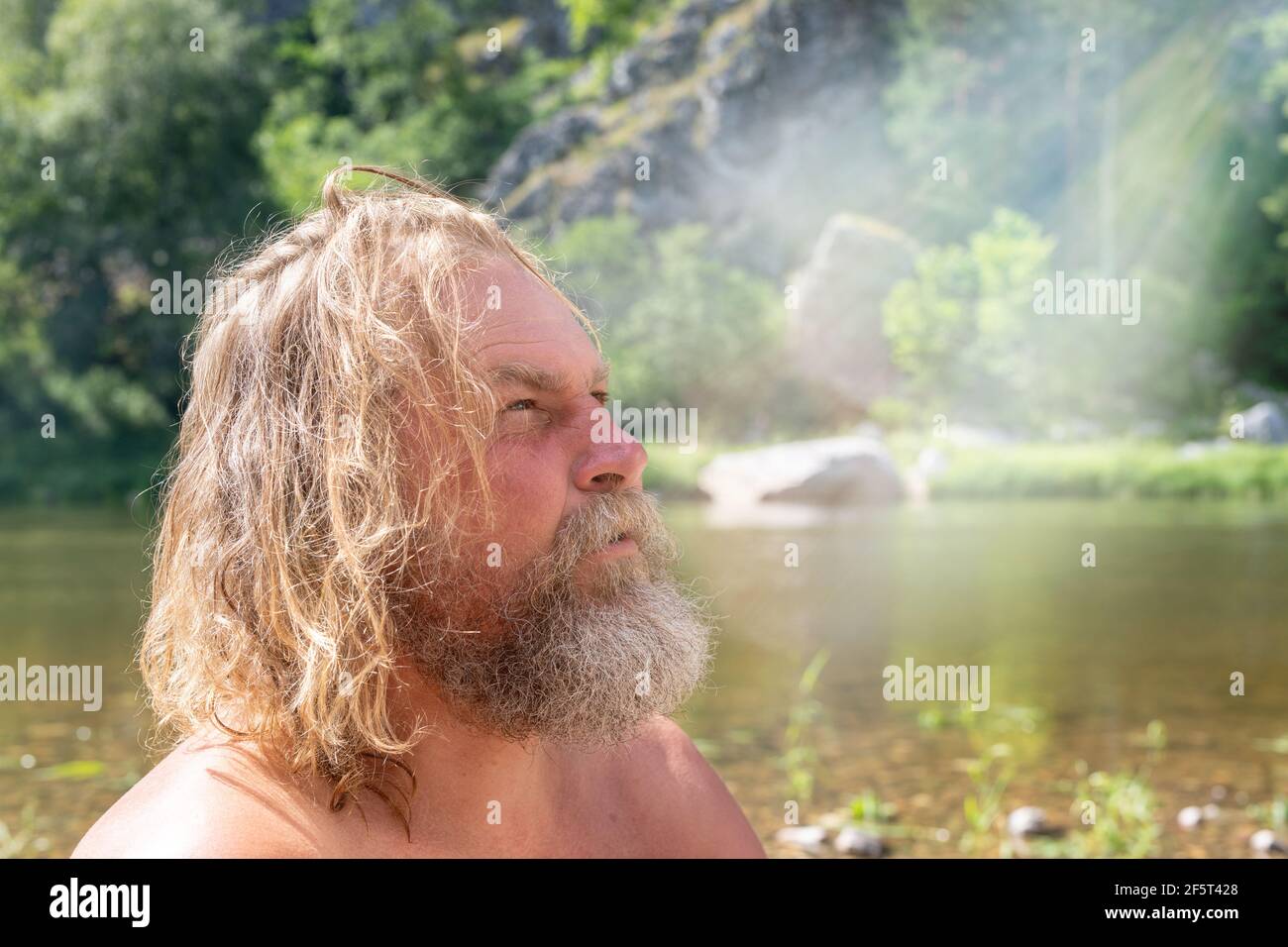 Concept de connaissance de soi, communication avec Dieu, recherche de soi. Homme mature avec vue pensive sur la rive Banque D'Images