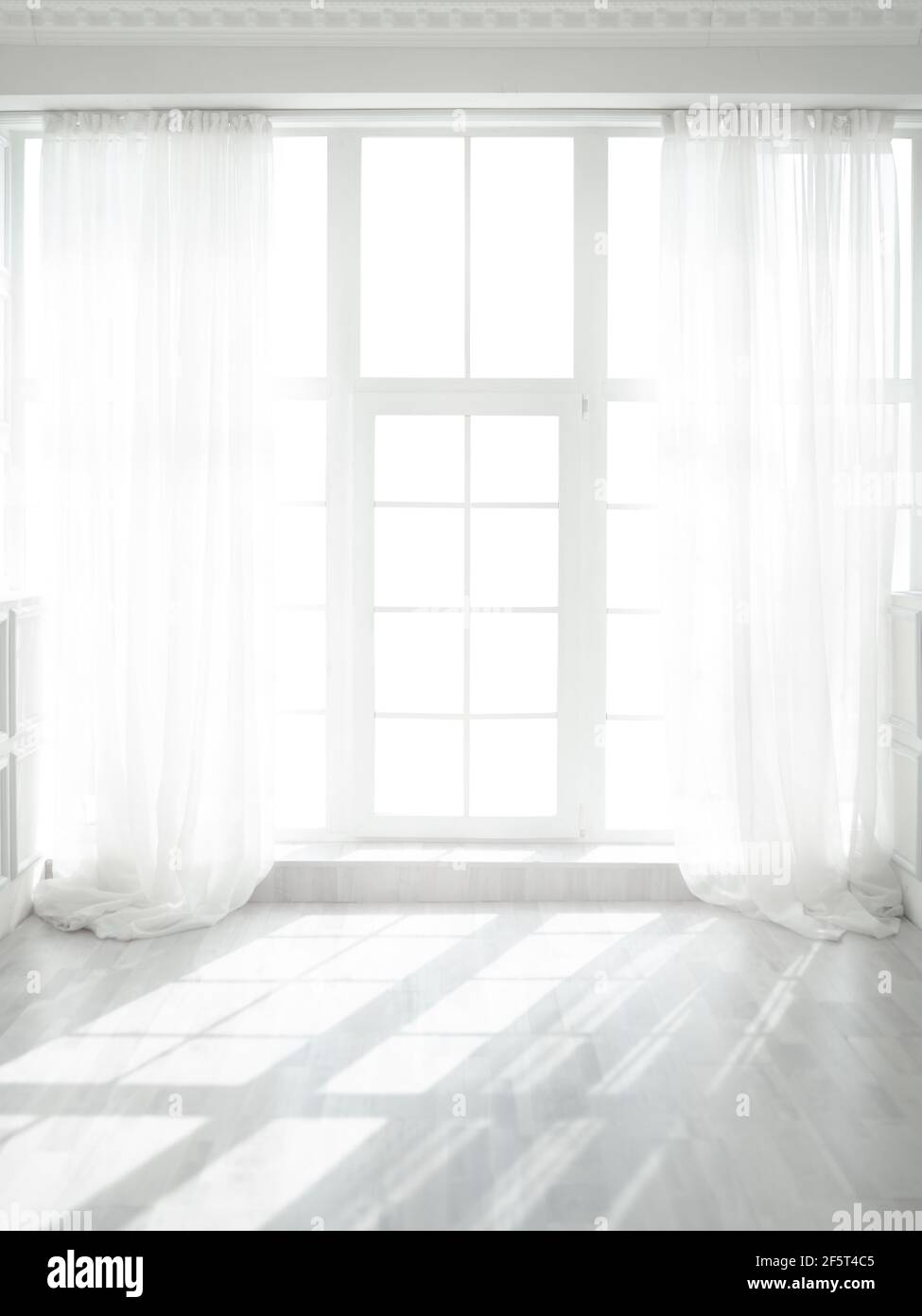 Fenêtre rétroéclairé avec rideaux blancs dans une pièce vide Banque D'Images
