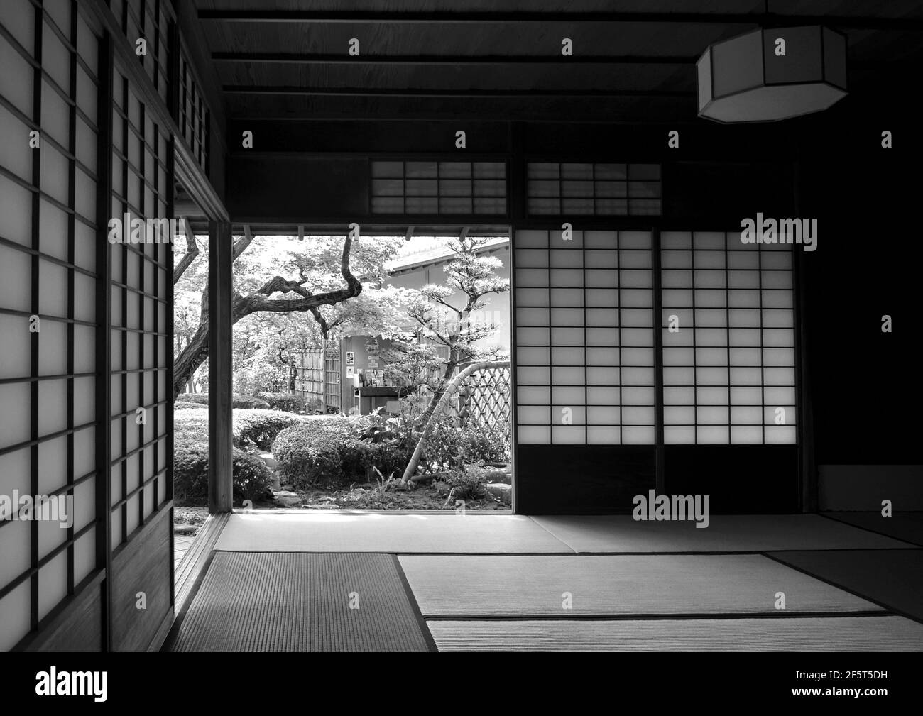Jardin et salon de thé Shofuen, ville de Fukuoka, Japon. Site de Shofuso, la résidence du célèbre Zenpachi Tanakamaru. Banque D'Images