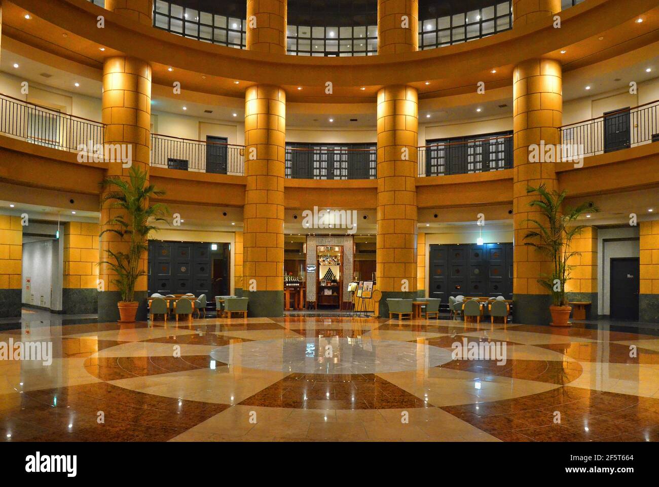 Architecture moderne à Fukuoka, île de Kyushu, Japon. Prise à l'hôtel Hyatt Regency Fukuoka qui est maintenant fermé. Banque D'Images