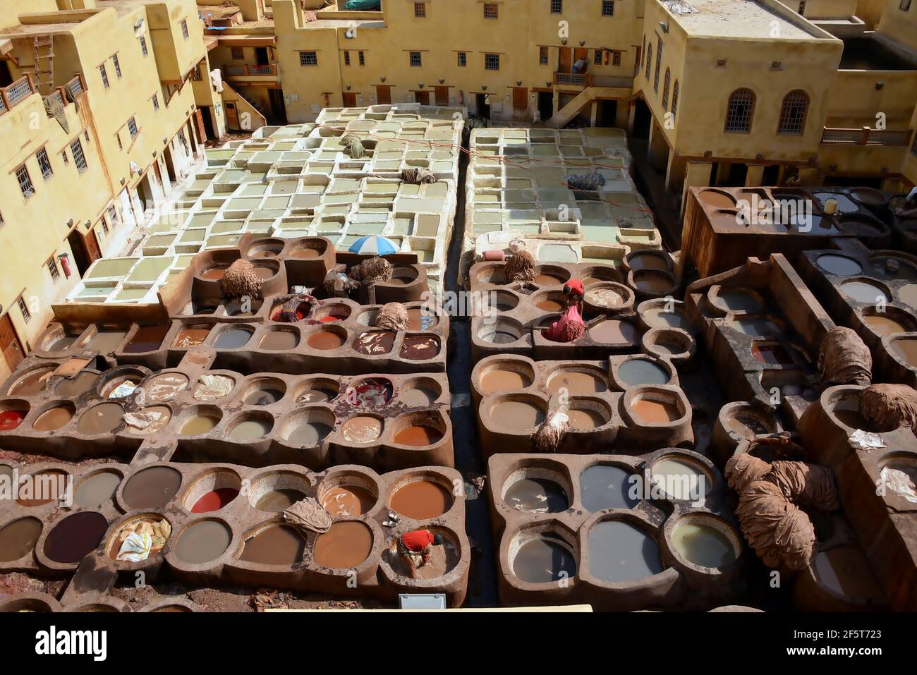 Maroc Fes quartier des colorants et des tanneurs, bain d'eau, soude caustique, colorants, fientes de pigeon comme ammoniac naturel et autres substances. Banque D'Images