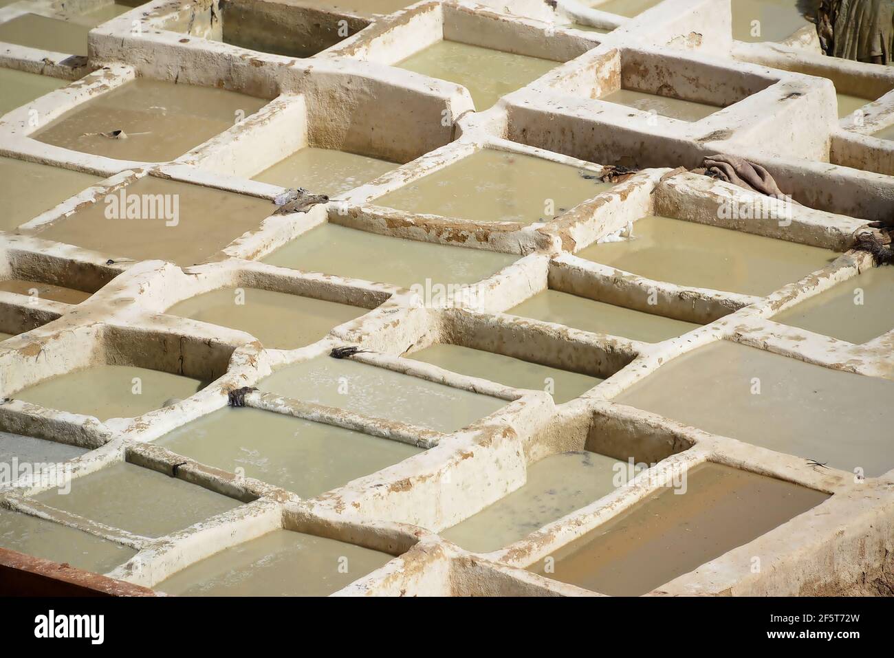 Maroc Fes quartier des colorants et des tanneurs, bain d'eau, soude caustique, colorants, fientes de pigeon comme ammoniac naturel et autres substances. Banque D'Images