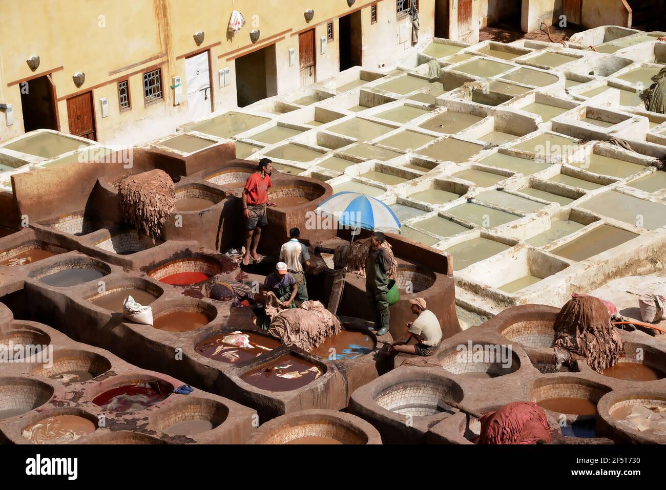 Maroc Fes quartier des colorants et des tanneurs, bain d'eau, soude caustique, colorants, fientes de pigeon comme ammoniac naturel et autres substances. Banque D'Images