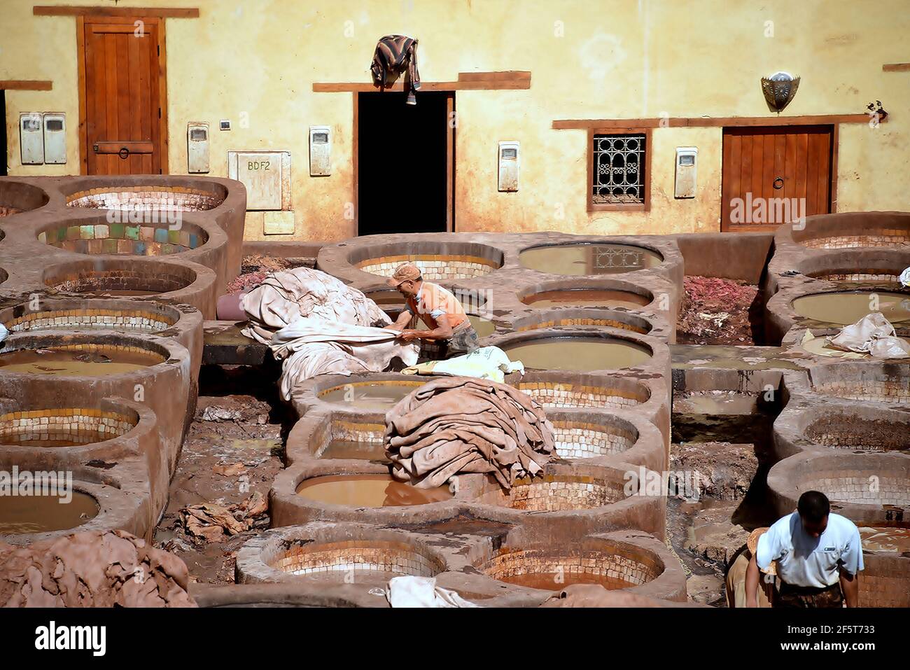 Maroc Fes quartier des colorants et des tanneurs, bain d'eau, soude caustique, colorants, fientes de pigeon comme ammoniac naturel et autres substances. Banque D'Images