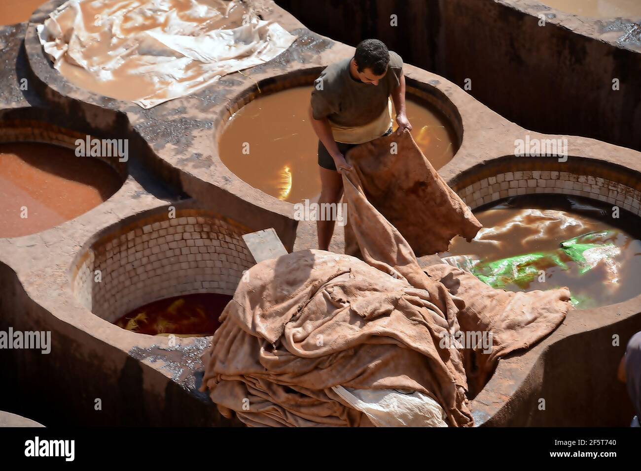 Maroc Fes quartier des colorants et des tanneurs, bain d'eau, soude caustique, colorants, fientes de pigeon comme ammoniac naturel et autres substances. Banque D'Images