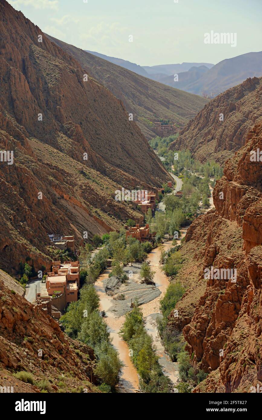 Situé dans le massif central de l'Atlas, les gorges des Dades révèlent un paysage à couper le souffle: Murs étourdissants avec ocre, teintes rouges, végétation verte, villages Banque D'Images