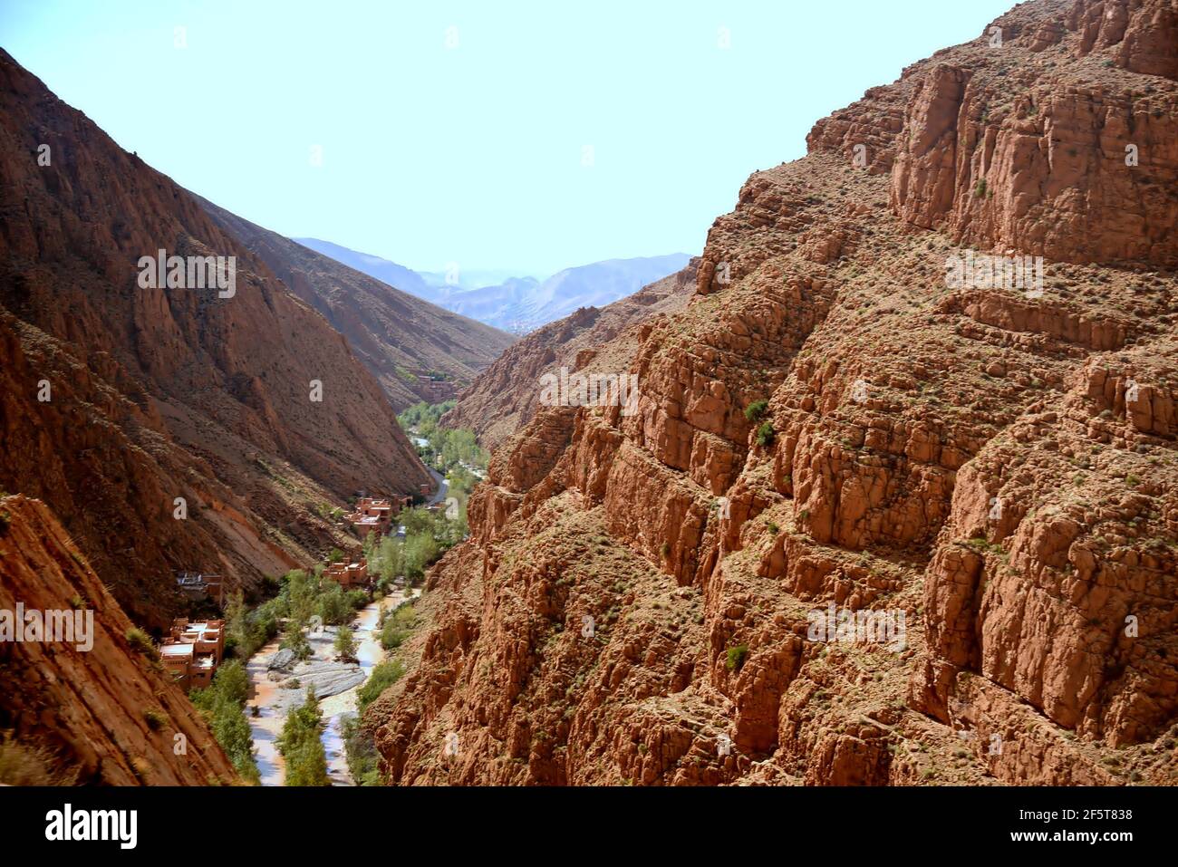 Situé dans le massif central de l'Atlas, les gorges des Dades révèlent un paysage à couper le souffle: Murs étourdissants avec ocre, teintes rouges, végétation verte, villages Banque D'Images