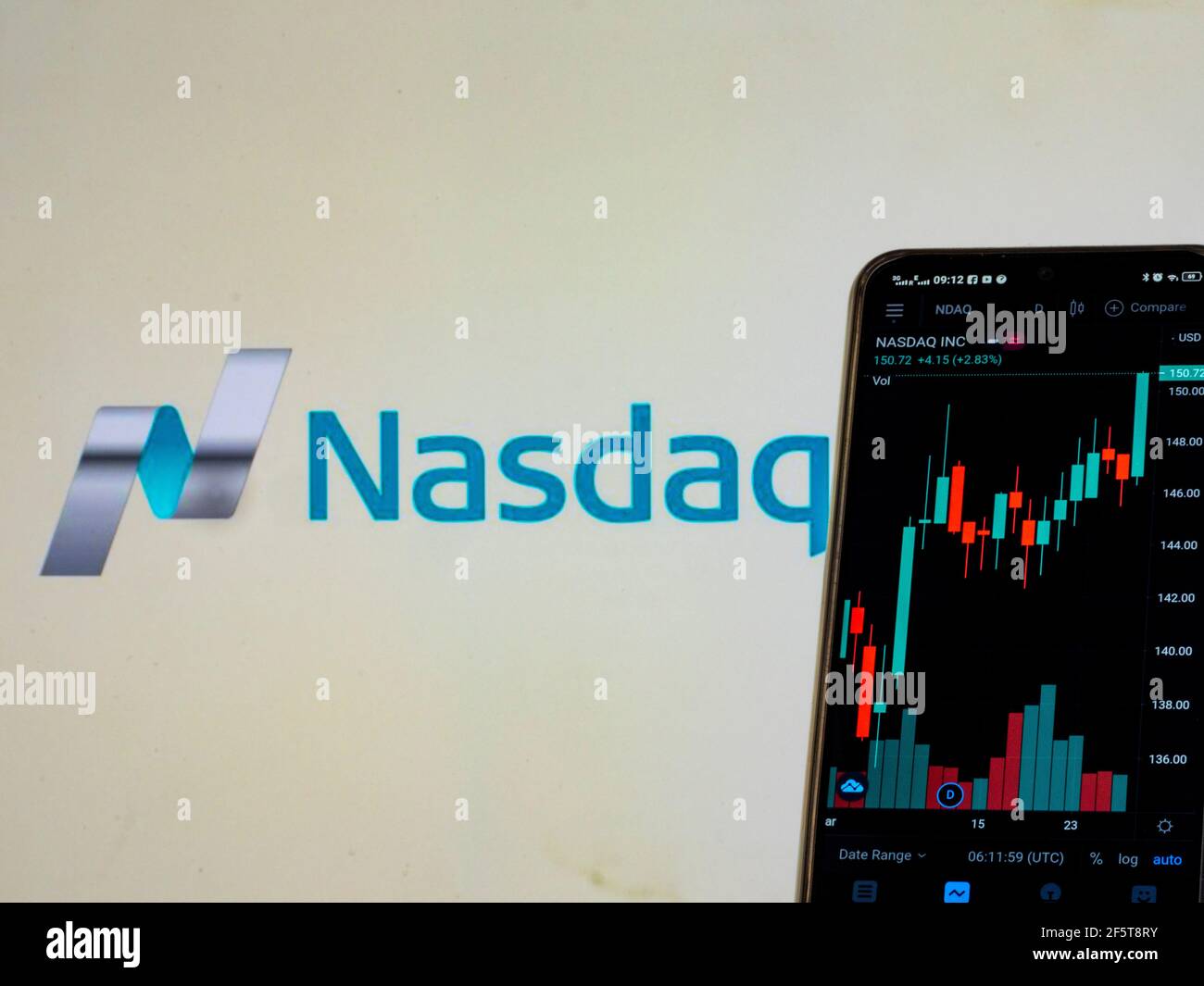 Dans cette illustration, les informations boursières de Nasdaq Inc. Affichées sur un smartphone avec le logo Nasdaq Inc en arrière-plan. Banque D'Images