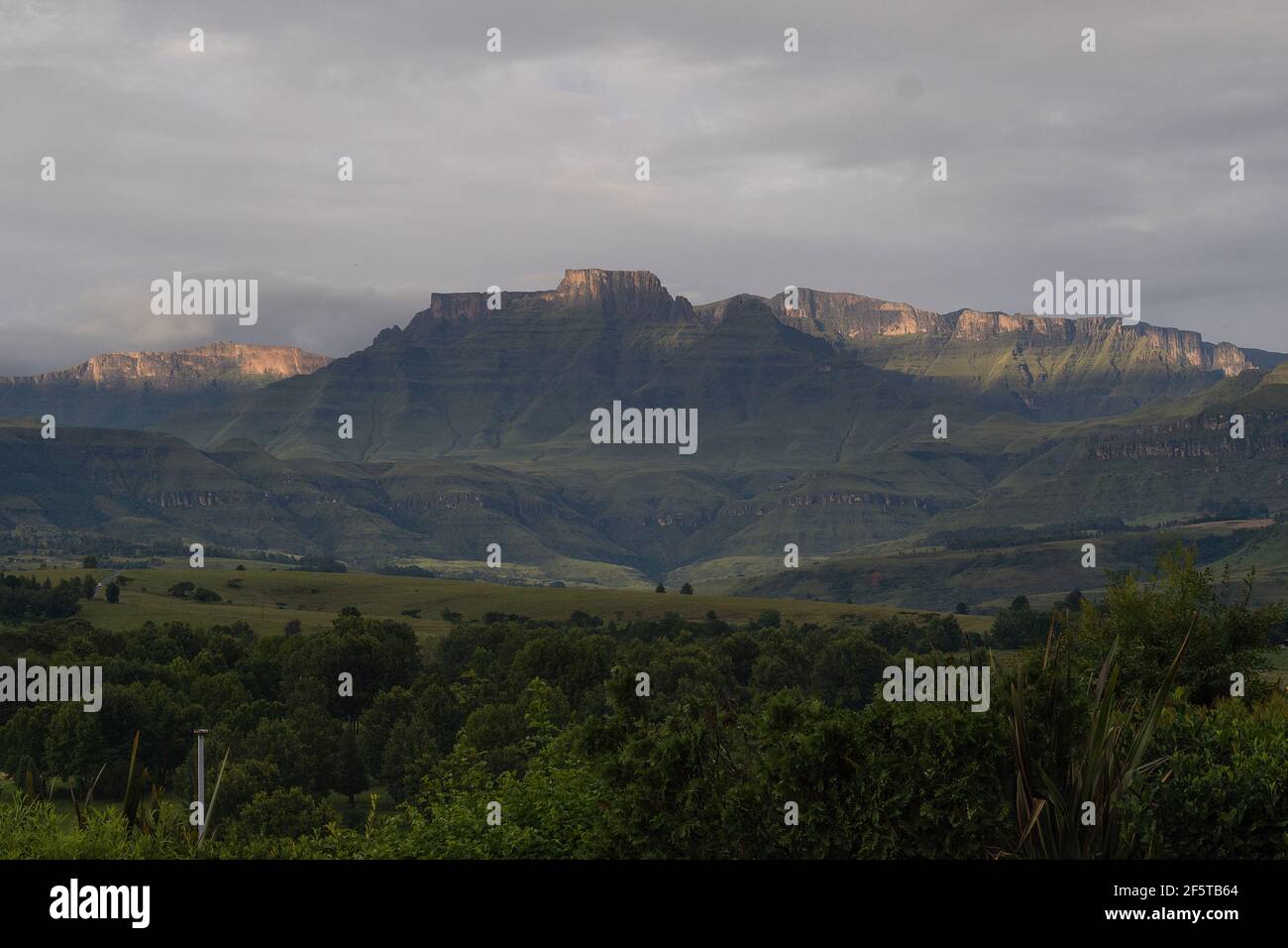 Lever du soleil dans le Drakensberg Banque D'Images