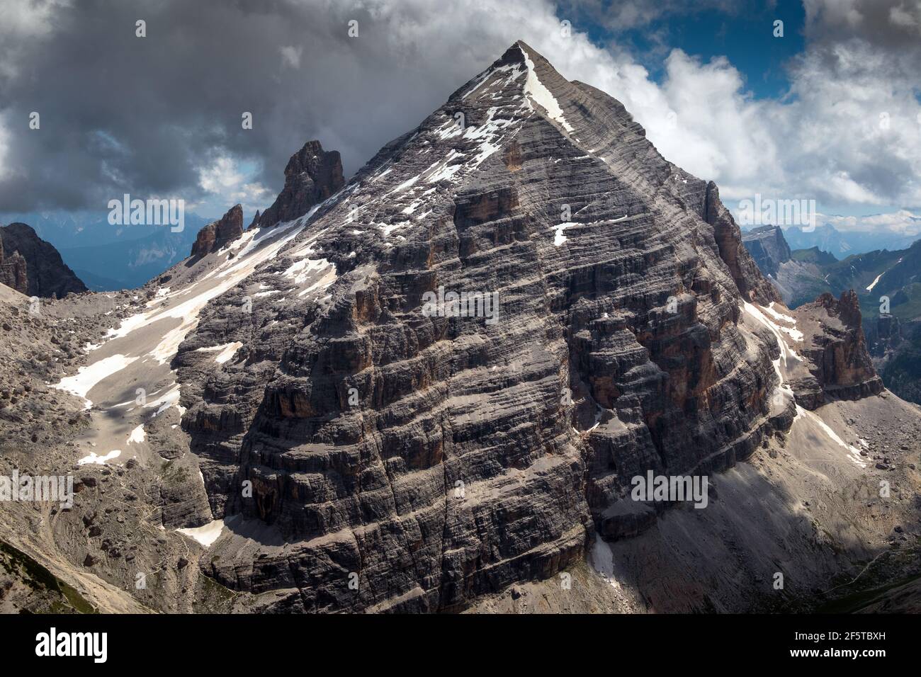 Vue sur le sommet de Tofana di Rozes (groupe Tofane).Stratifications de roches sédimentaires.Géologie des Dolomites d'Ampezzo.Vénétie.Alpes italiennes. Banque D'Images