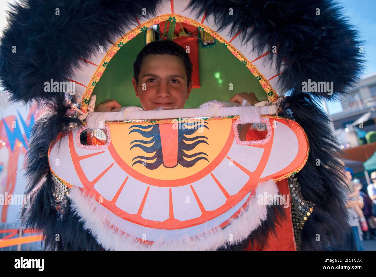 (210328) -- WELLINGTON, le 28 mars 2021 (Xinhua) -- photo prise le 27 mars 2021 montre un homme essayant la danse du lion pendant le festival d'art et de musique de plein air CubaDupa à Wellington, en Nouvelle-Zélande. Le quartier de Cuba Street dans la capitale de la Nouvelle-Zélande est venu en vie au cours du week-end, tandis que les danses de lion chinois et la musique traditionnelle chinoise ornaient le plus grand festival d'art et de musique de plein air de Nouvelle-Zélande CubaDupa. L'événement a été forcé de pivoter en 2019 vers une version hors-rue en raison des tragédies de la mosquée de Christchurch, et en 2020, il a été impossible de procéder en raison des restrictions de verrouillage de la COVID-19. Cependant Banque D'Images