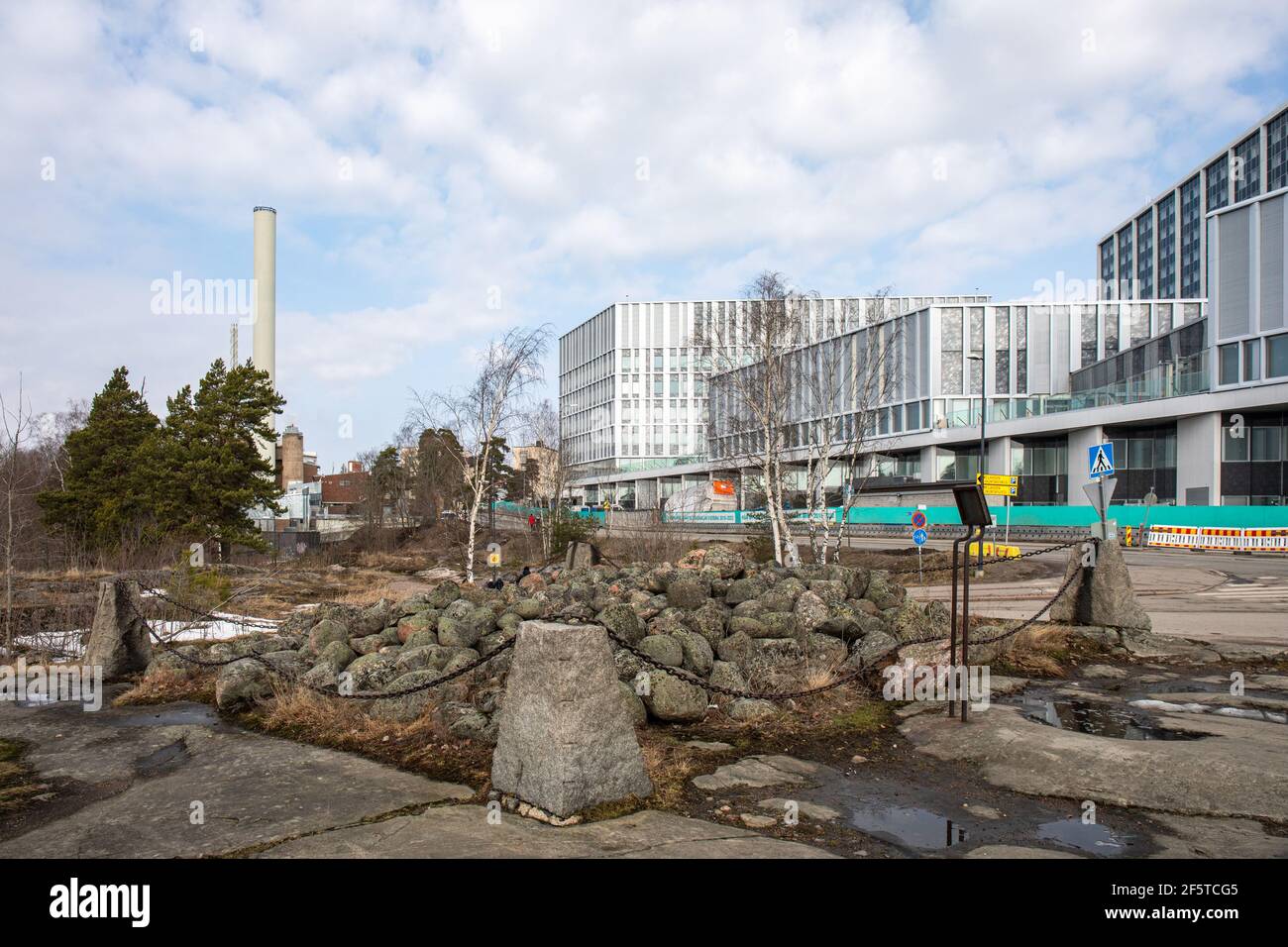 Tombe ou tombe de cairn d'âge bronze avec les hôpitaux de Meilahti dans le bacakground d'Helsinki, Finlande Banque D'Images