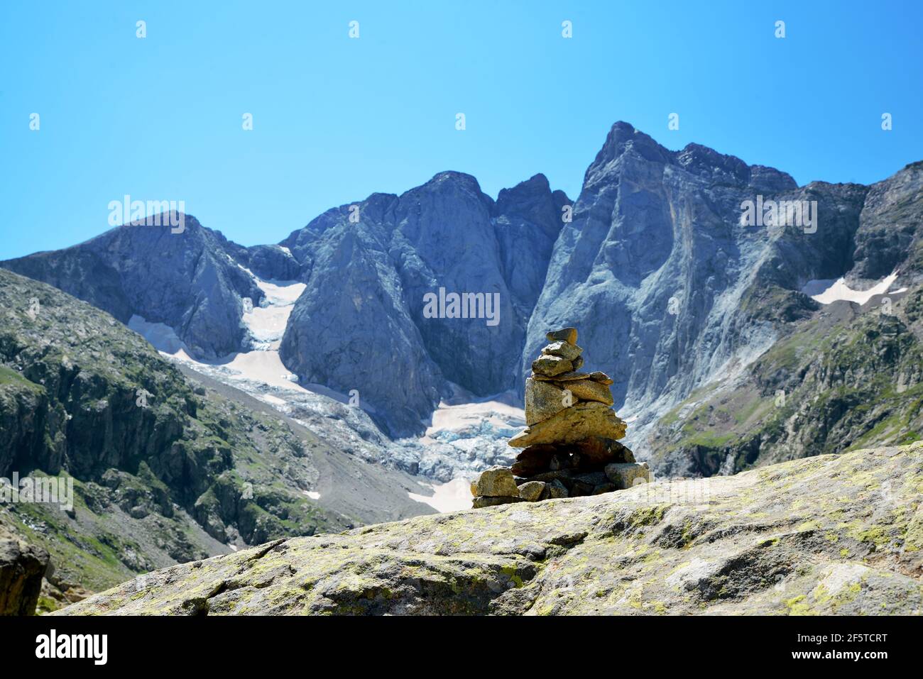 Le Plus Haut Sommet Des Pyrénées Le massif du Vignemale est le plus haut sommet des Pyrénées françaises.  Département des Hautes-Pyrénées, Occitanie dans le sud de la France Photo  Stock - Alamy
