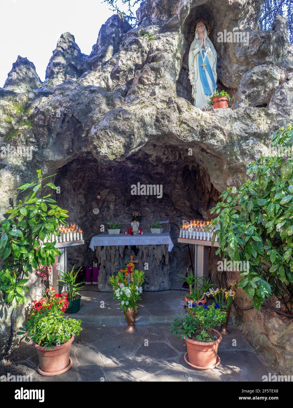 Grotte d'apparition de notreDame de Lourdes avec des fleurs fraîches