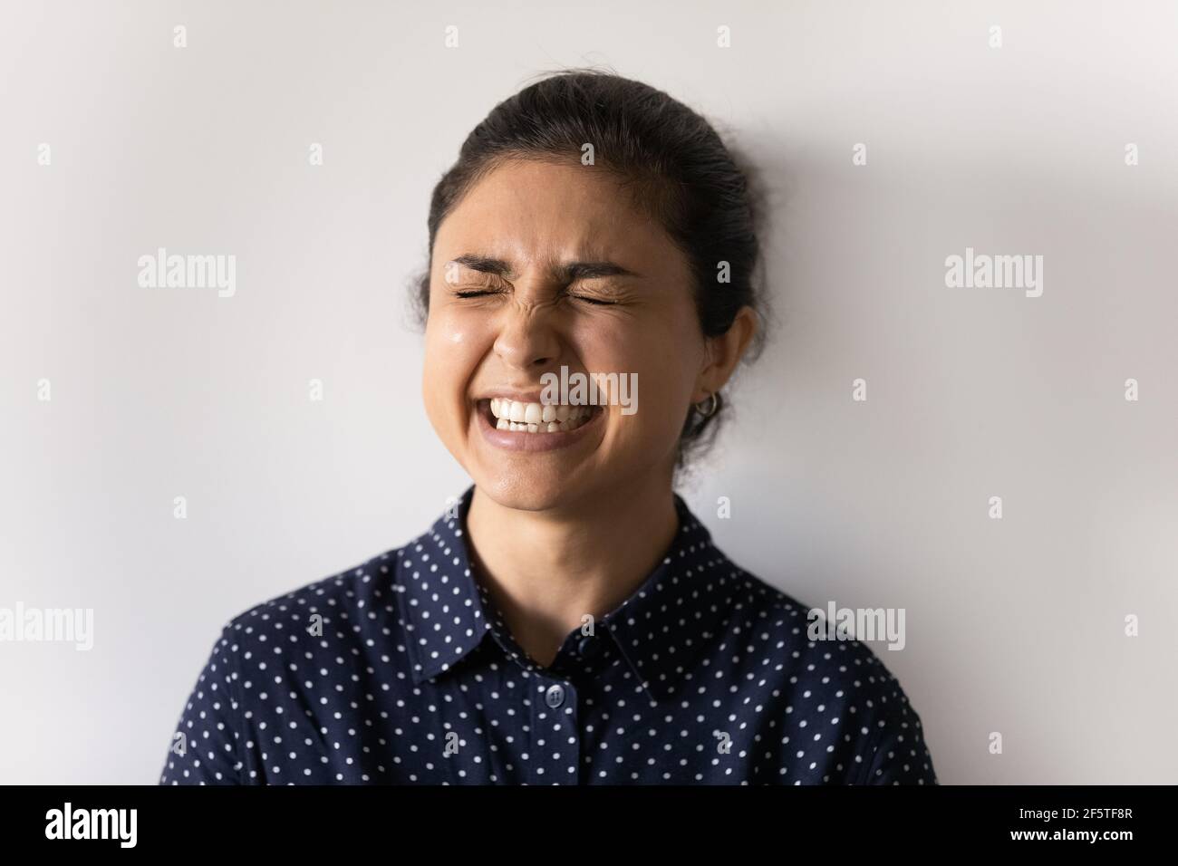 Tête de portrait surjoyeuse femme indienne riant à la blague Banque D'Images