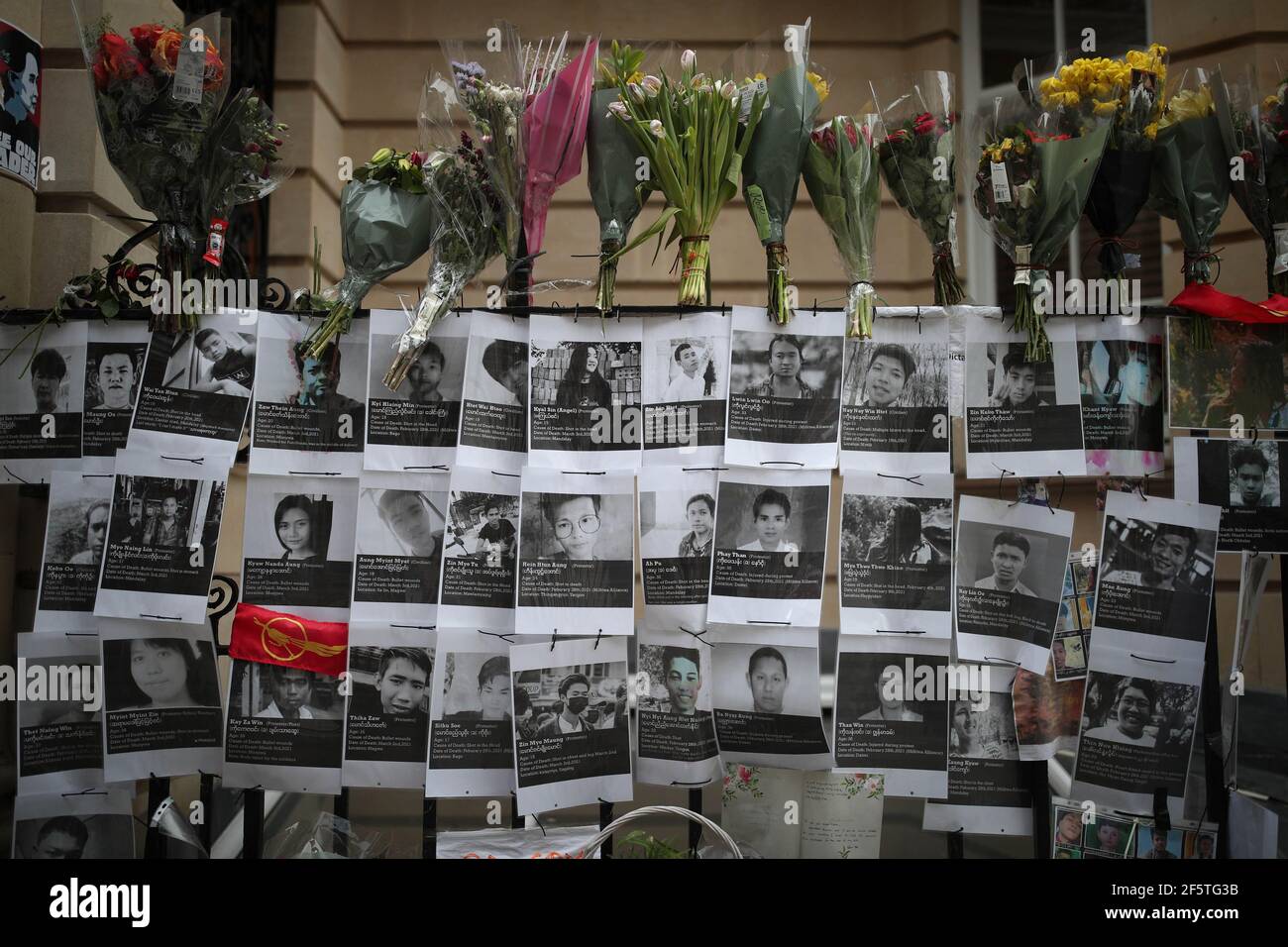 Des panneaux d'hommage et de protestation devant l'ambassade de Birmanie à Londres contre le coup d'État du 1er février qui a renversé le gouvernement élu d'Aung San Suu KyiÕs. Date de la photo: Dimanche 28 mars 2021. Banque D'Images