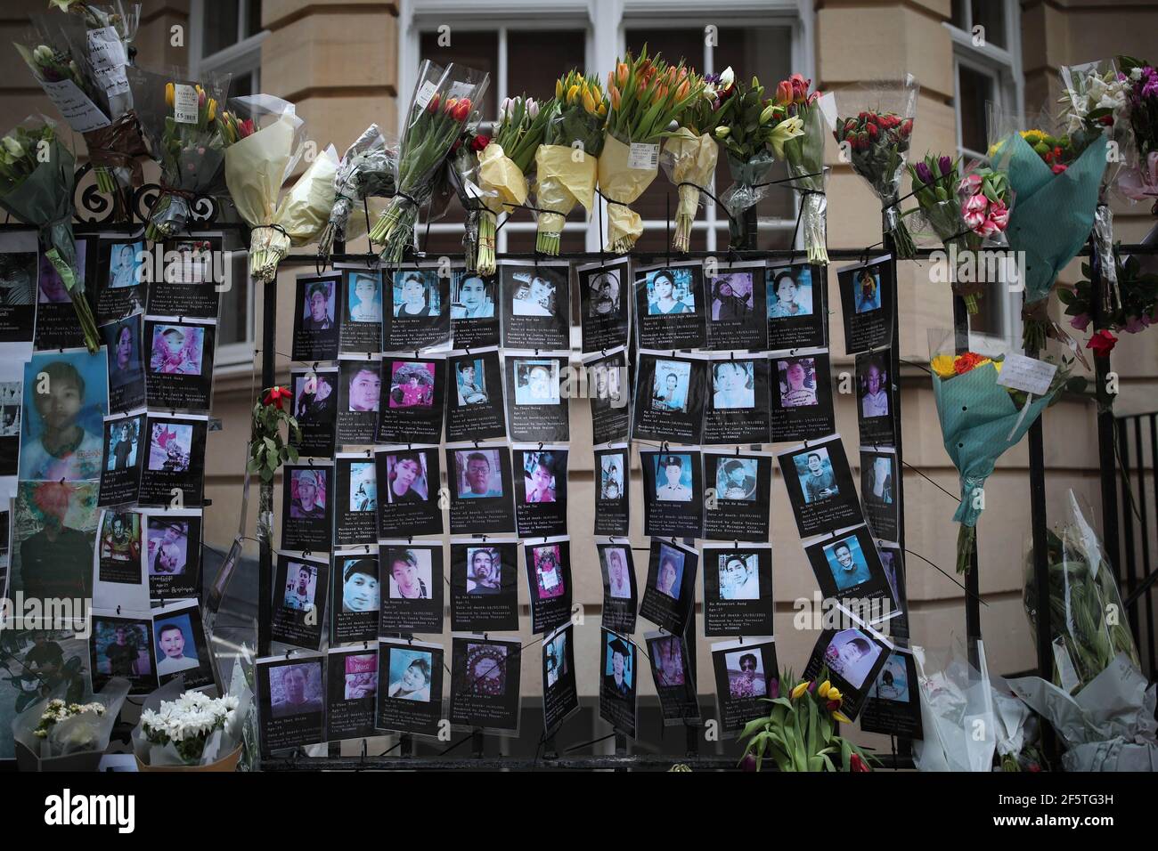 Des panneaux d'hommage et de protestation devant l'ambassade de Birmanie à Londres contre le coup d'État du 1er février qui a renversé le gouvernement élu d'Aung San Suu KyiÕs. Date de la photo: Dimanche 28 mars 2021. Banque D'Images