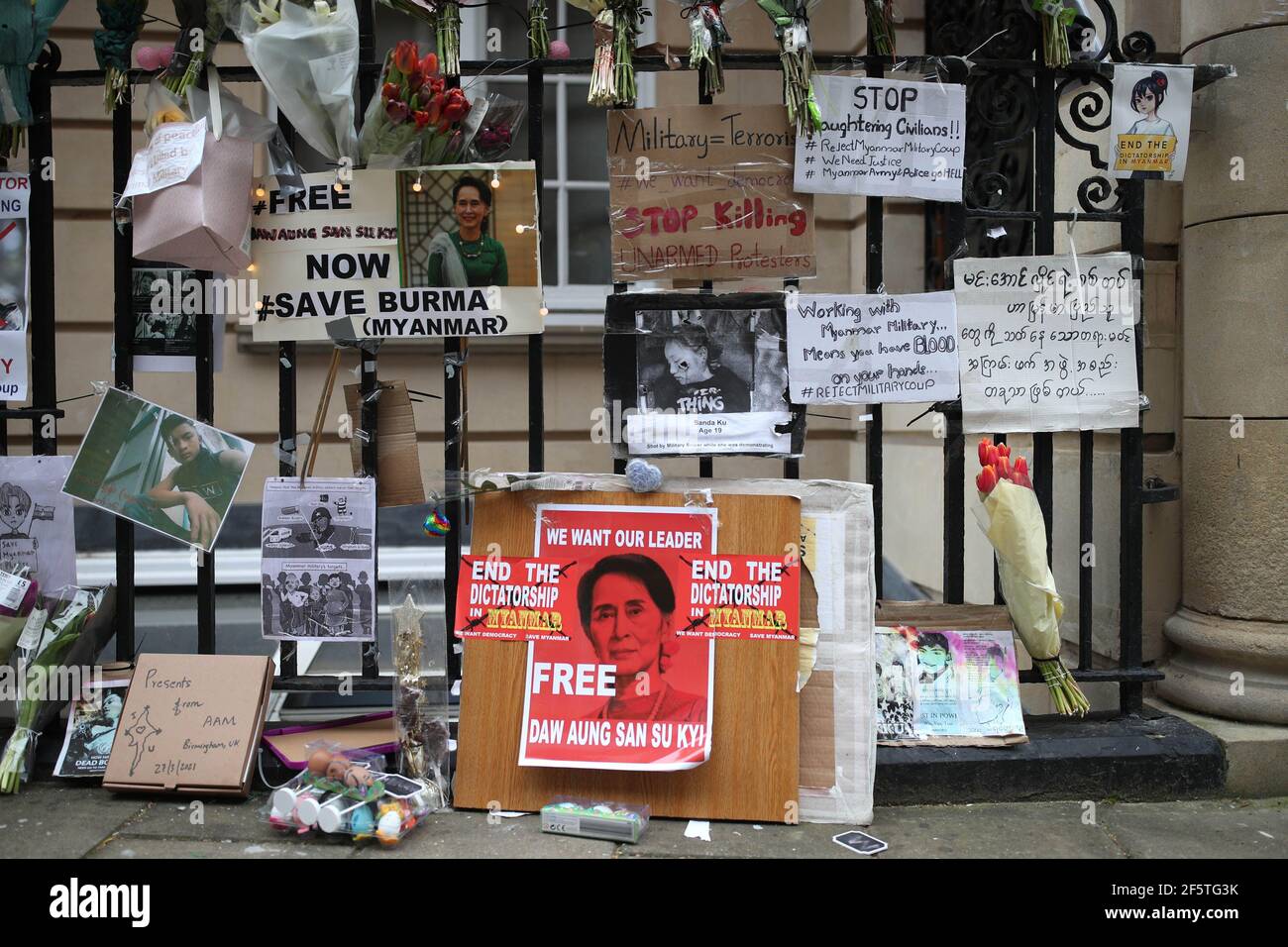 Des panneaux d'hommage et de protestation devant l'ambassade de Birmanie à Londres contre le coup d'État du 1er février qui a renversé le gouvernement élu d'Aung San Suu KyiÕs. Date de la photo: Dimanche 28 mars 2021. Banque D'Images