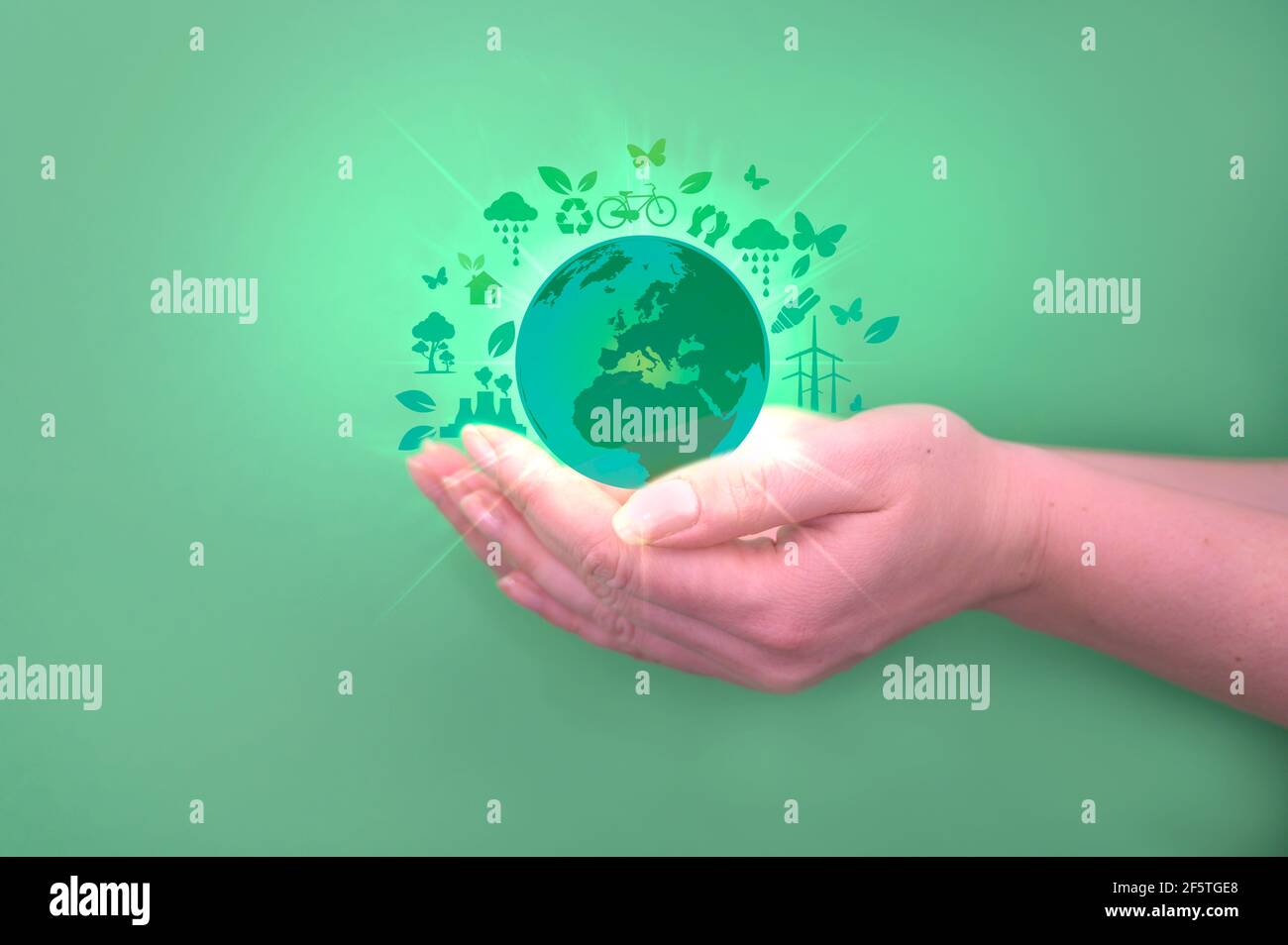 Main tenant le globe terrestre vert. Responsabilité sociale de l'entreprise (RSE), concept environnemental et commercial respectueux de l'environnement. Banque D'Images
