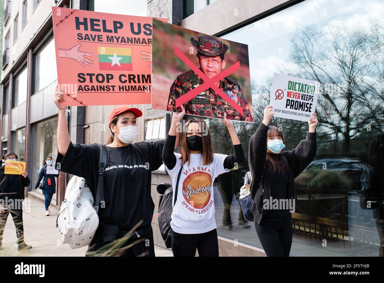 Londres, Royaume-Uni - 27 mars 2021 : marche de l'ambassade du Myanmar sur la place du Parlement contre le coup d'État militaire et la libération d'Aung San Suu Kyi Banque D'Images