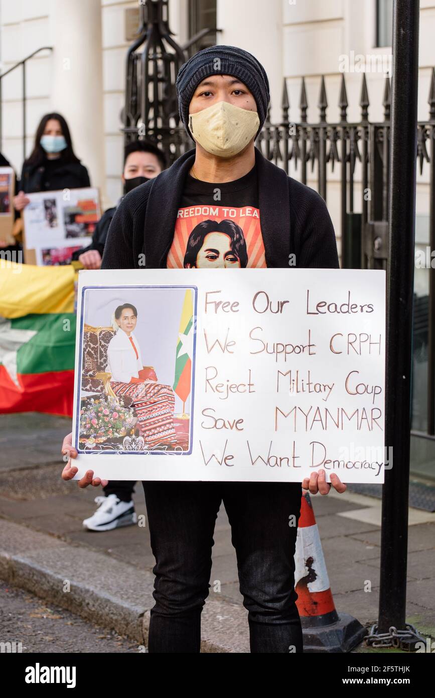 Londres, Royaume-Uni - 27 mars 2021 : marche de l'ambassade du Myanmar sur la place du Parlement contre le coup d'État militaire et la libération d'Aung San Suu Kyi Banque D'Images