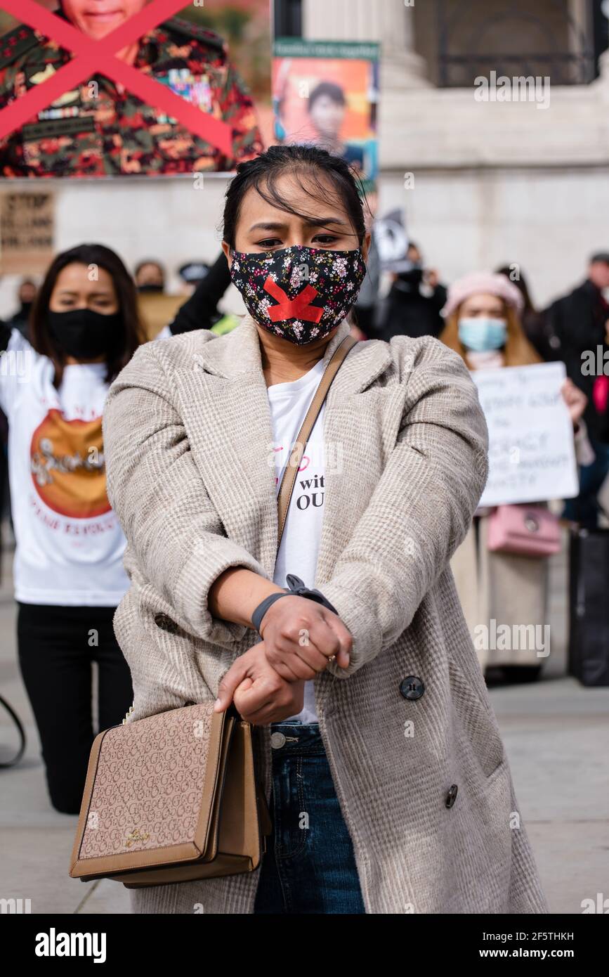 Londres, Royaume-Uni - 27 mars 2021 : marche de l'ambassade du Myanmar sur la place du Parlement contre le coup d'État militaire et la libération d'Aung San Suu Kyi Banque D'Images