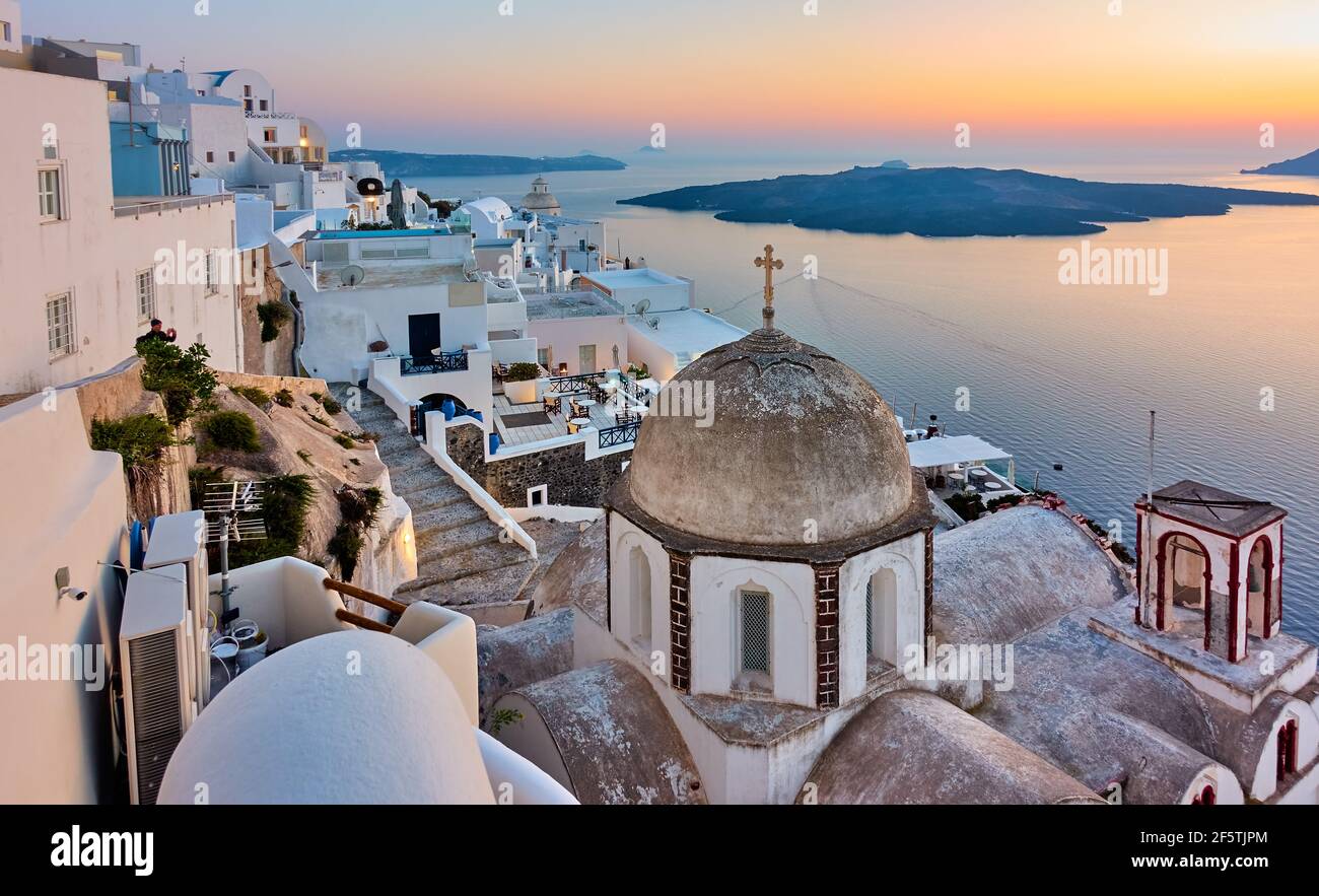 Île de Santorin en Grèce. Vue panoramique sur la ville de Fira par la mer au coucher du soleil. Paysage grec Banque D'Images