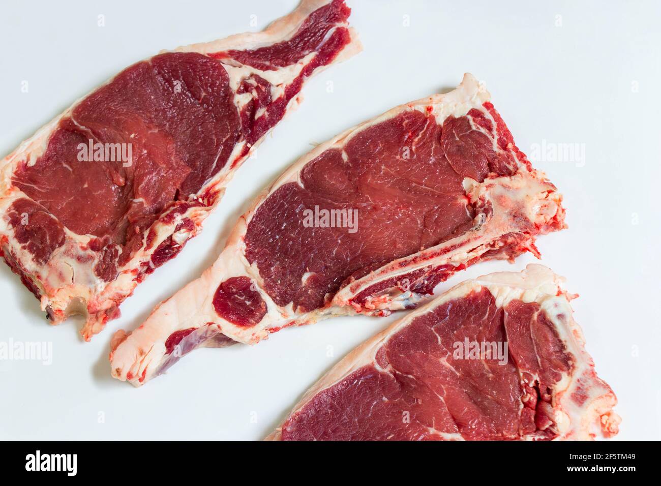Biftecks de ribeye fraîchement coupés sur une table de bouchers. Biftecks de ribeye de qualité supérieure Banque D'Images