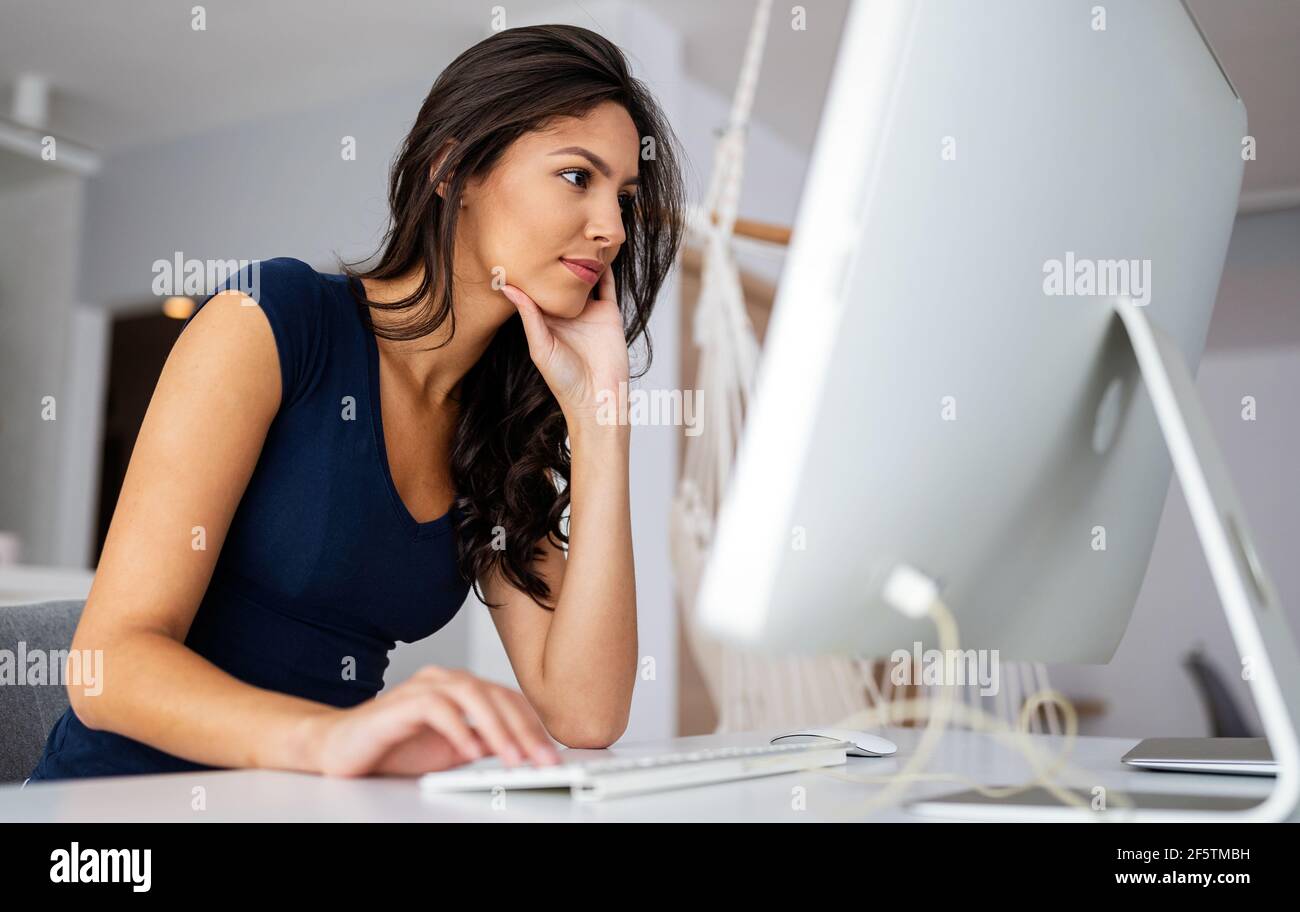 Belle femme heureuse travaillant sur ordinateur. Concept de réseau social d'éducation aux entreprises technologiques Banque D'Images